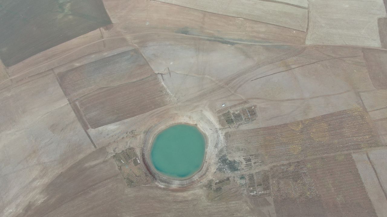 Sular çekilince ortaya çıktı! Devasa obruk drone ile görüntülendi 8