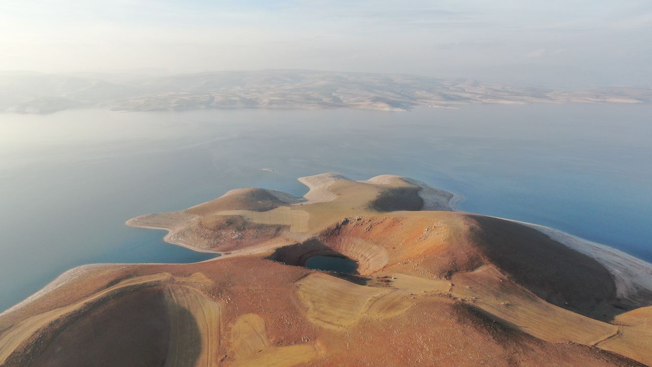 Sular çekilince ortaya çıktı! Devasa obruk drone ile görüntülendi 11