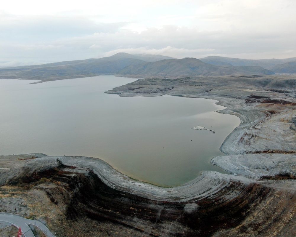 Kayseri'deki Yamula Barajı'nun suyu yaklaşık 20 metre çekildi 3