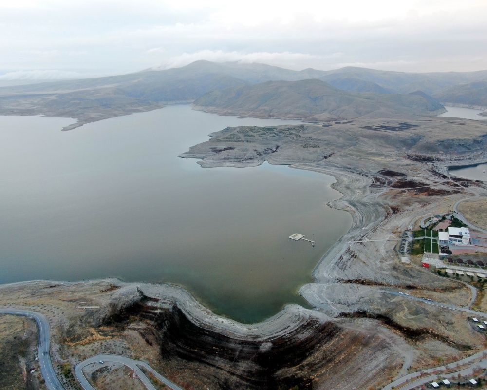 Kayseri'deki Yamula Barajı'nun suyu yaklaşık 20 metre çekildi 5