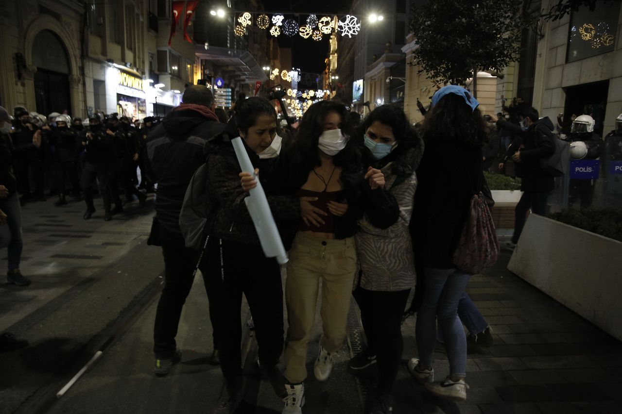 Şiddete karşı yürüyen kadınlar bariyerleri yıkmak istedi, polis gazla müdahale etti 1