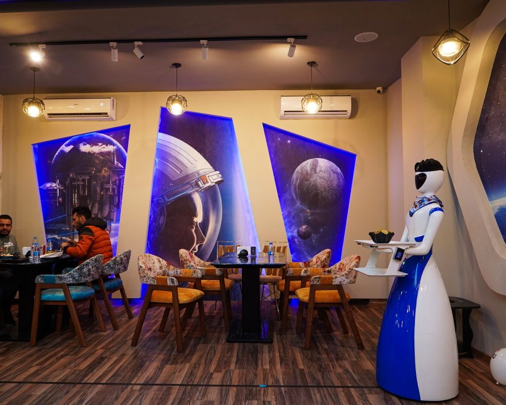 Bu restoranda yemekler robot garsonlar tarafından servis ediliyor 1
