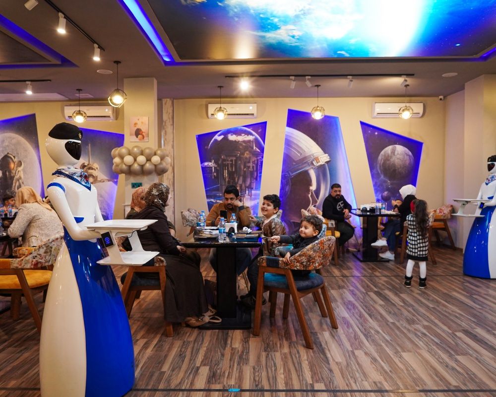 Bu restoranda yemekler robot garsonlar tarafından servis ediliyor 2