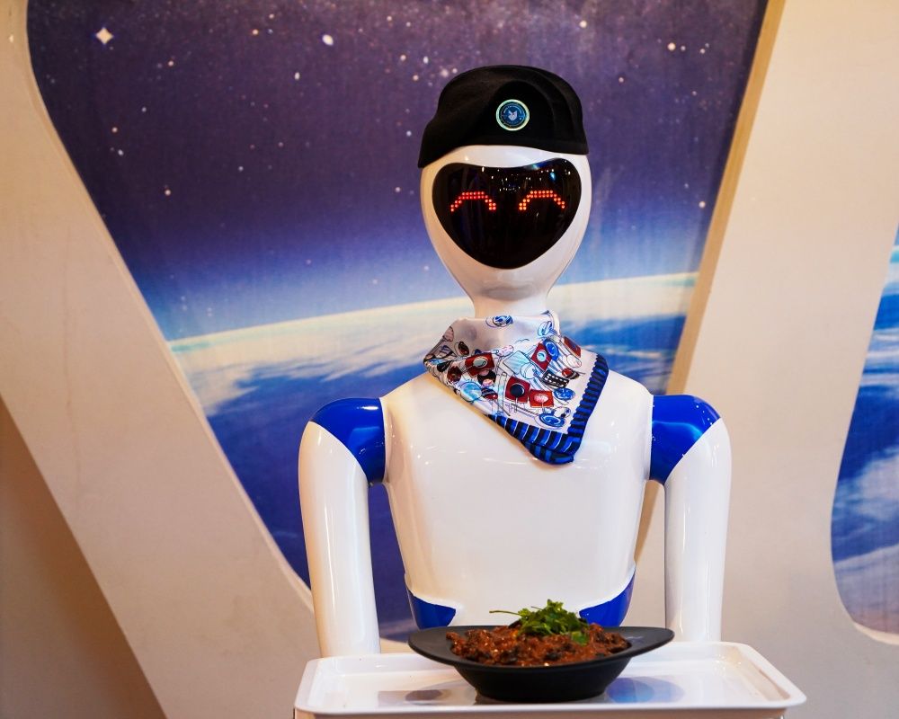 Bu restoranda yemekler robot garsonlar tarafından servis ediliyor 3