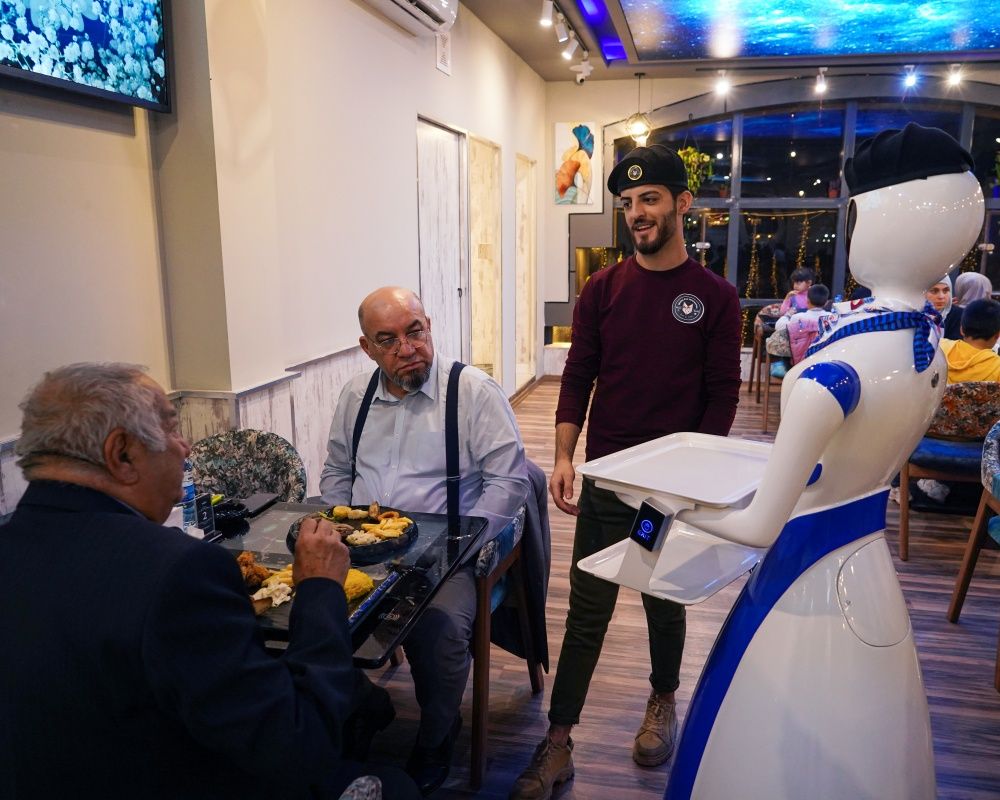 Bu restoranda yemekler robot garsonlar tarafından servis ediliyor 4