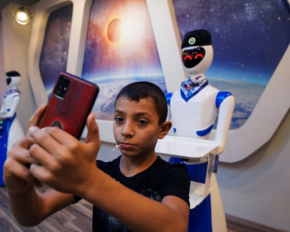 Bu restoranda yemekler robot garsonlar tarafından servis ediliyor 6