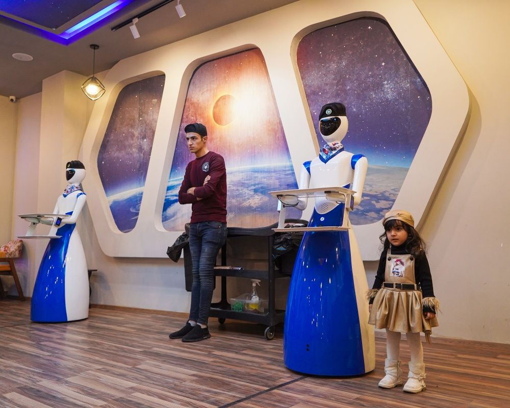 Bu restoranda yemekler robot garsonlar tarafından servis ediliyor 7