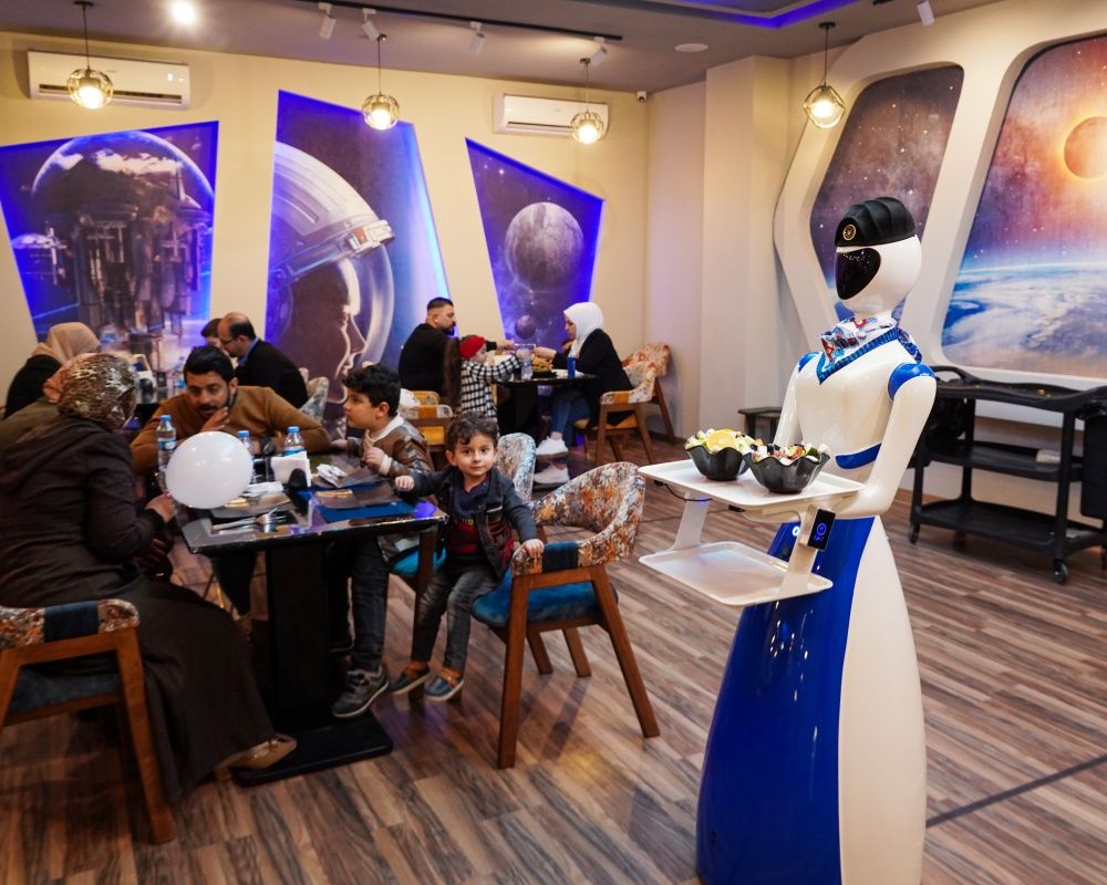 Bu restoranda yemekler robot garsonlar tarafından servis ediliyor 8