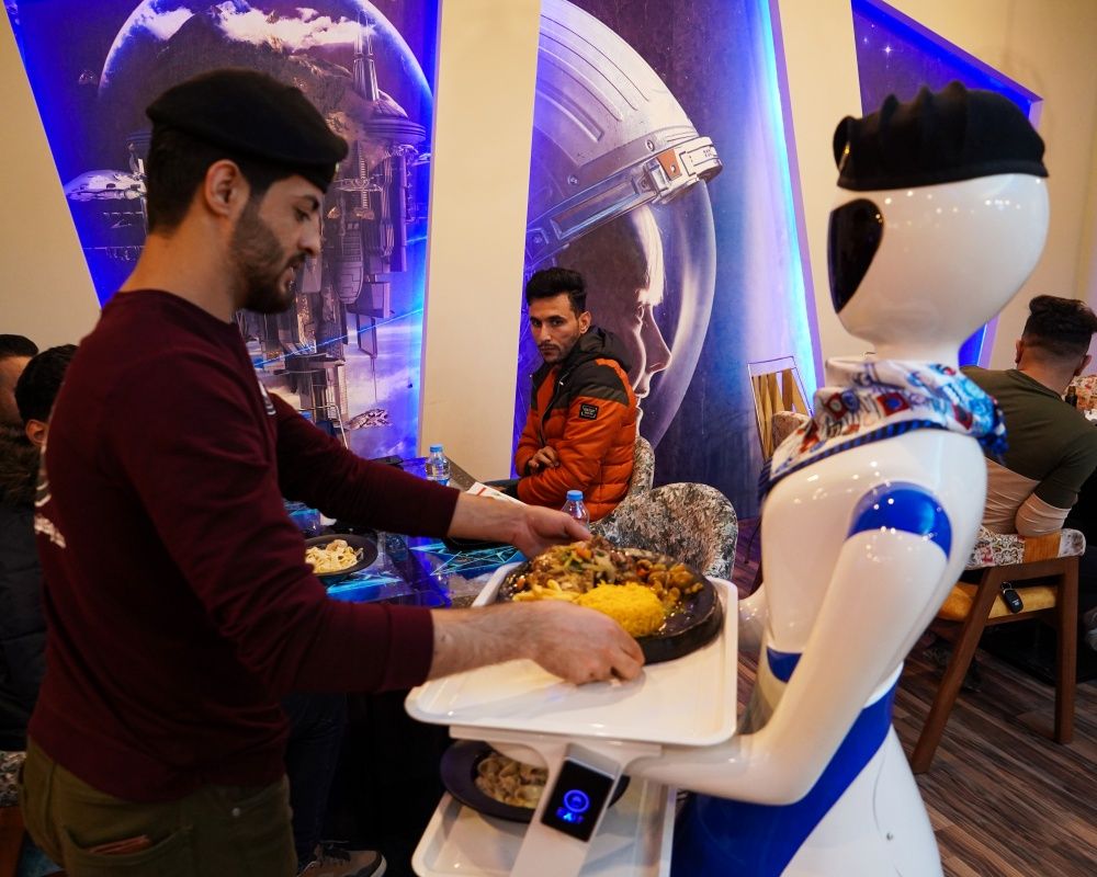 Bu restoranda yemekler robot garsonlar tarafından servis ediliyor 9