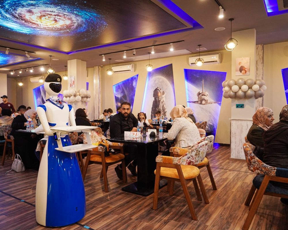 Bu restoranda yemekler robot garsonlar tarafından servis ediliyor 10