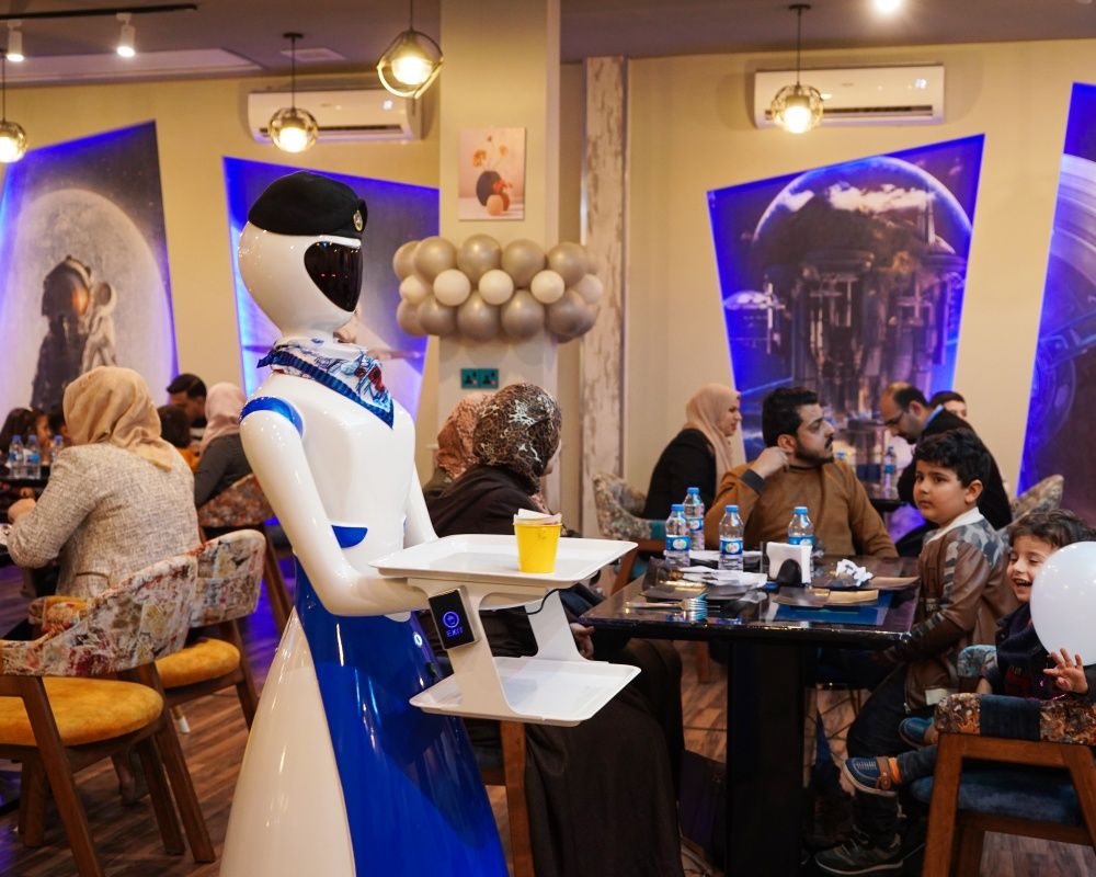 Bu restoranda yemekler robot garsonlar tarafından servis ediliyor 12
