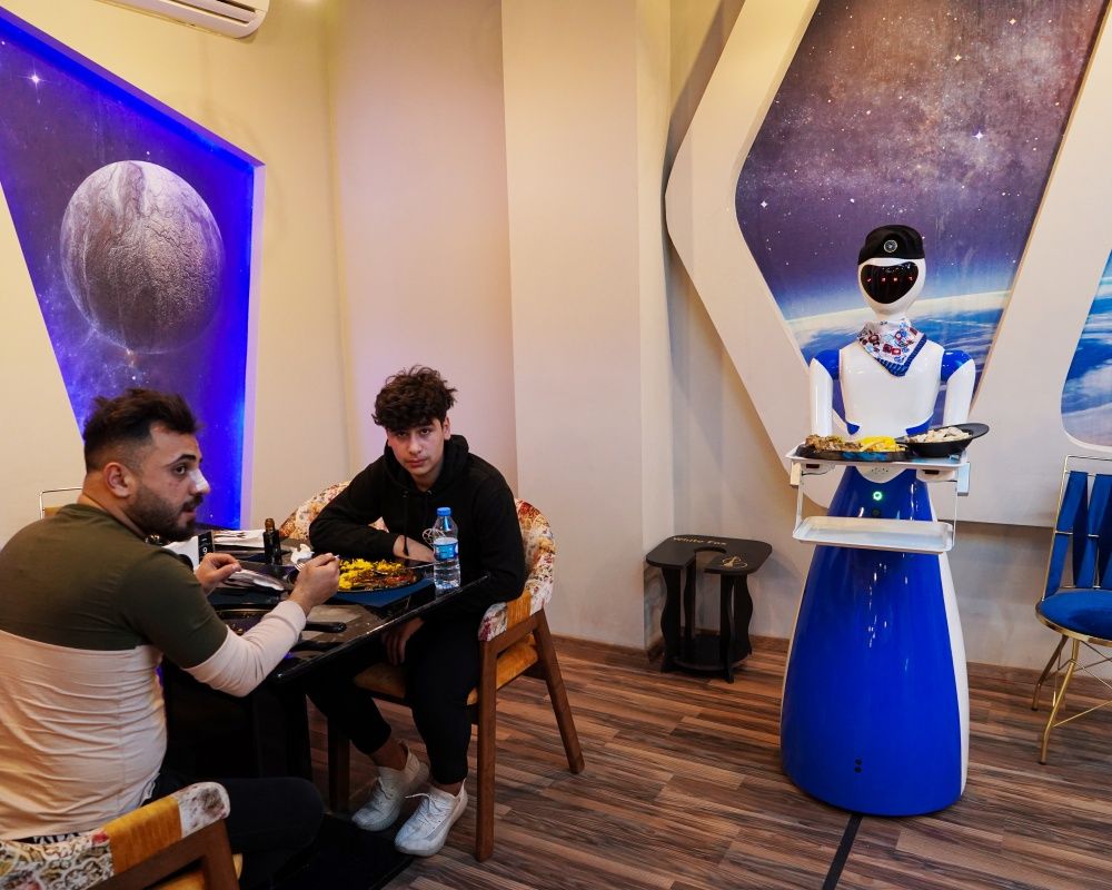 Bu restoranda yemekler robot garsonlar tarafından servis ediliyor 14