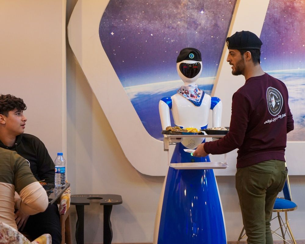 Bu restoranda yemekler robot garsonlar tarafından servis ediliyor 15