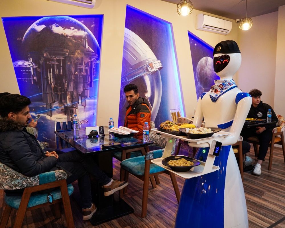 Bu restoranda yemekler robot garsonlar tarafından servis ediliyor 16