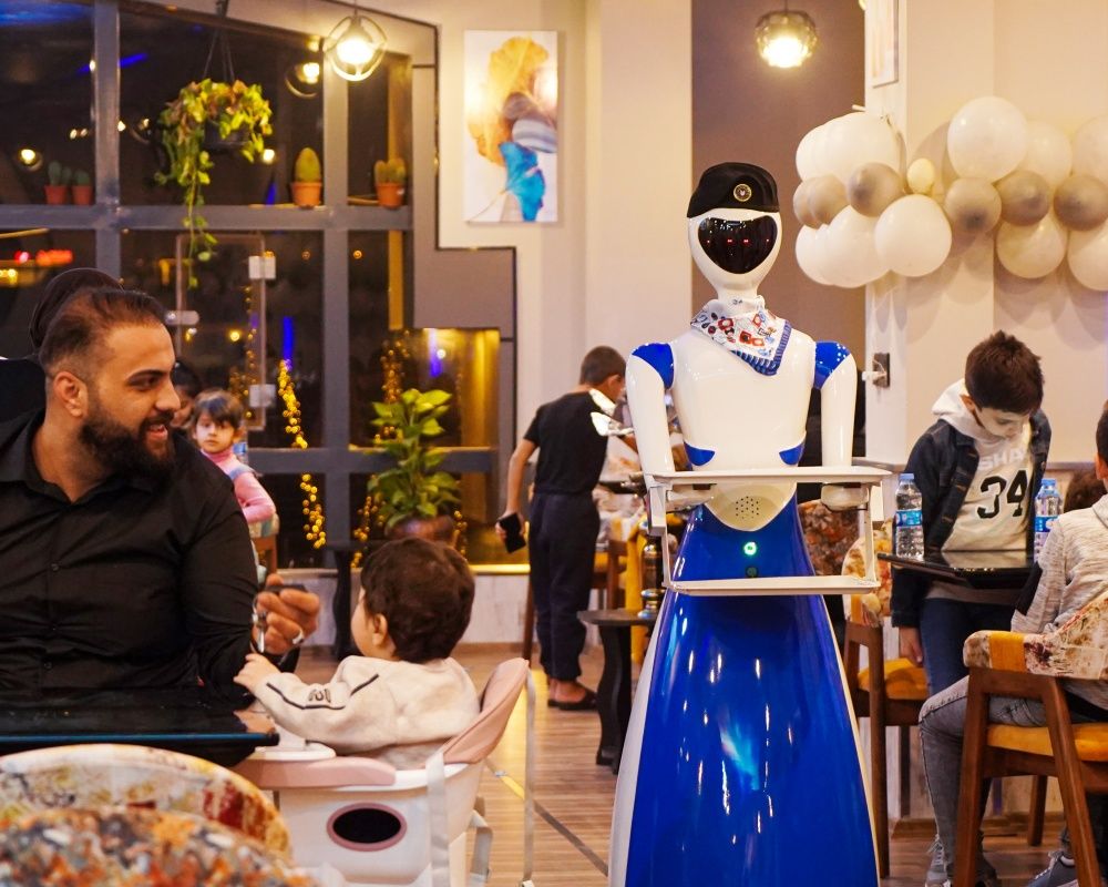 Bu restoranda yemekler robot garsonlar tarafından servis ediliyor 17
