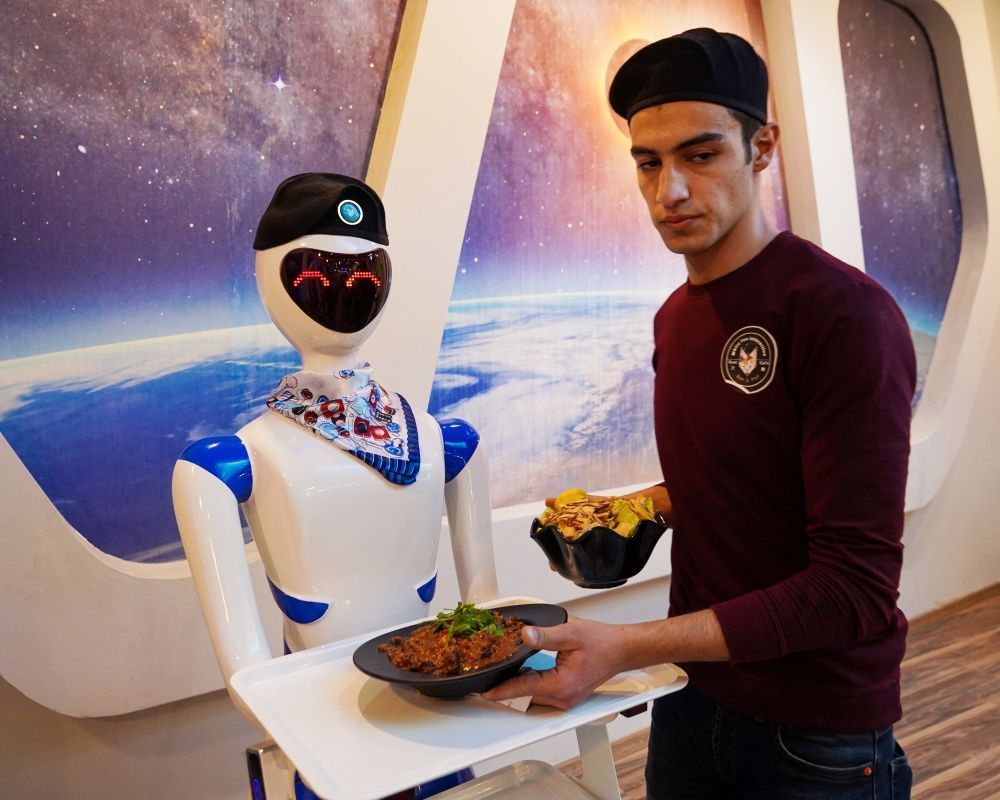 Bu restoranda yemekler robot garsonlar tarafından servis ediliyor 18