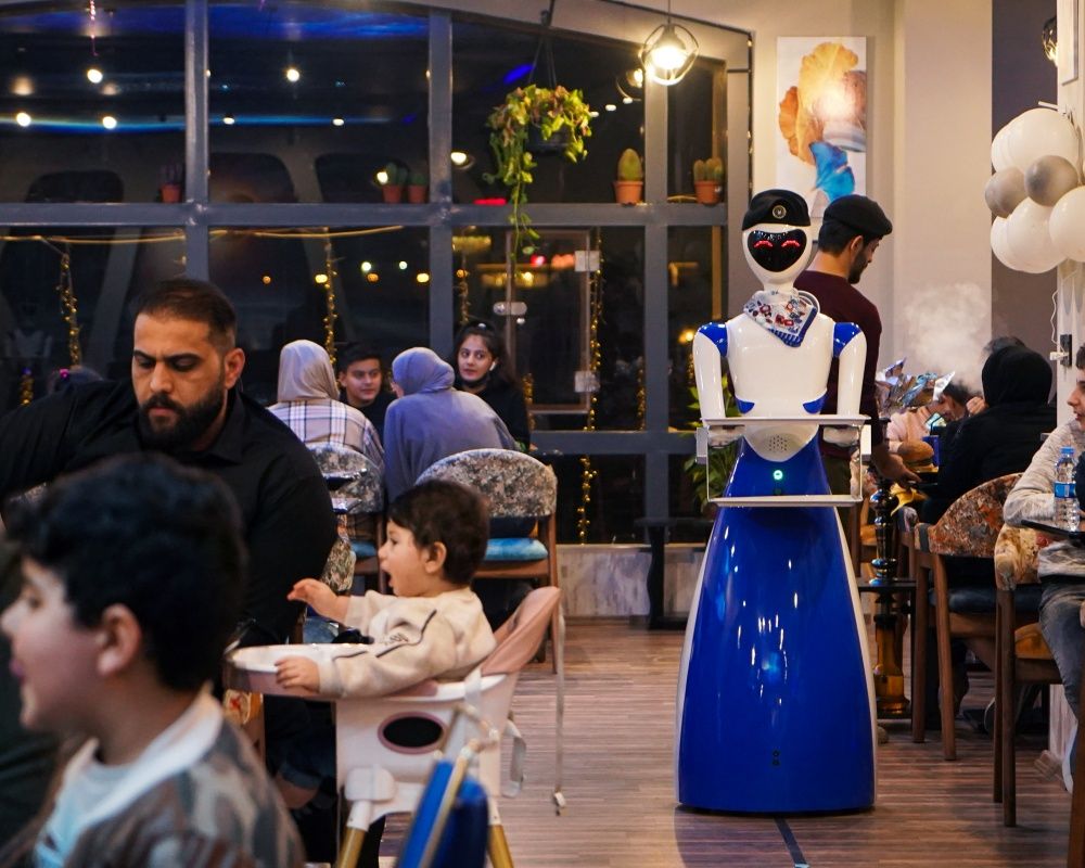 Bu restoranda yemekler robot garsonlar tarafından servis ediliyor 19