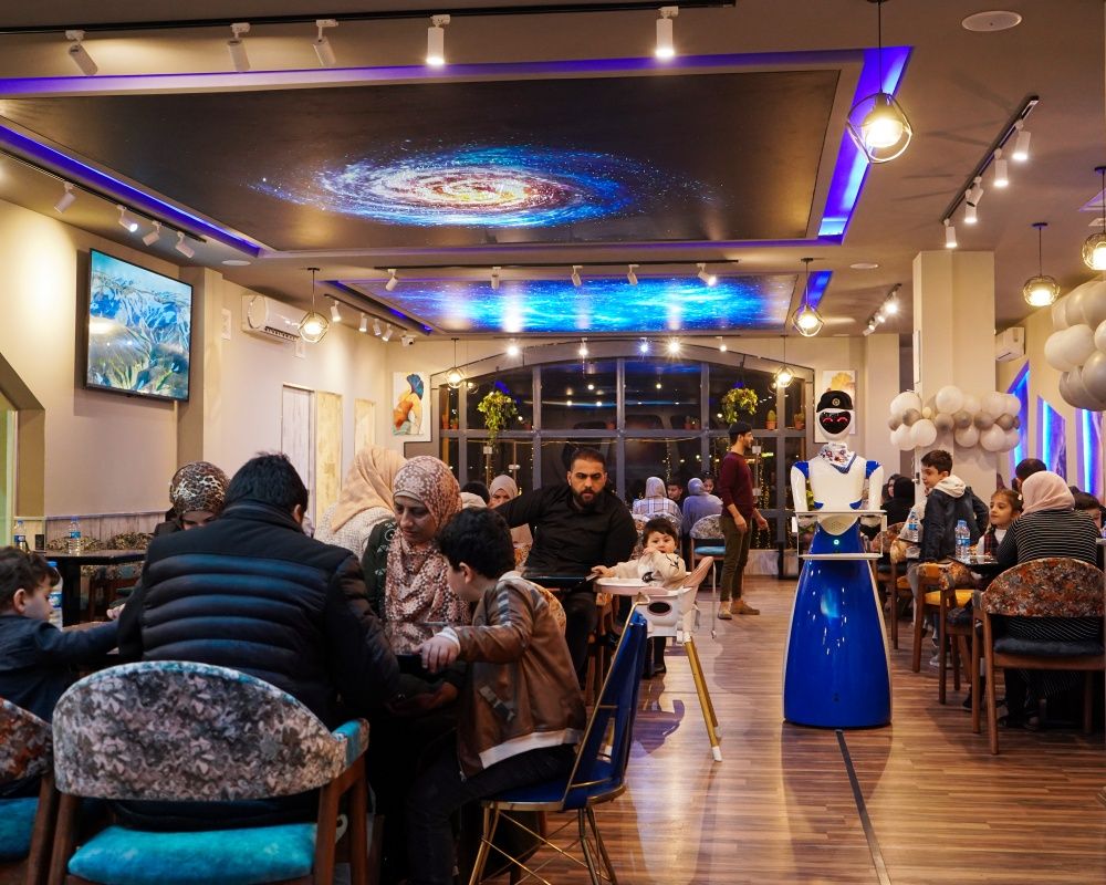 Bu restoranda yemekler robot garsonlar tarafından servis ediliyor 20