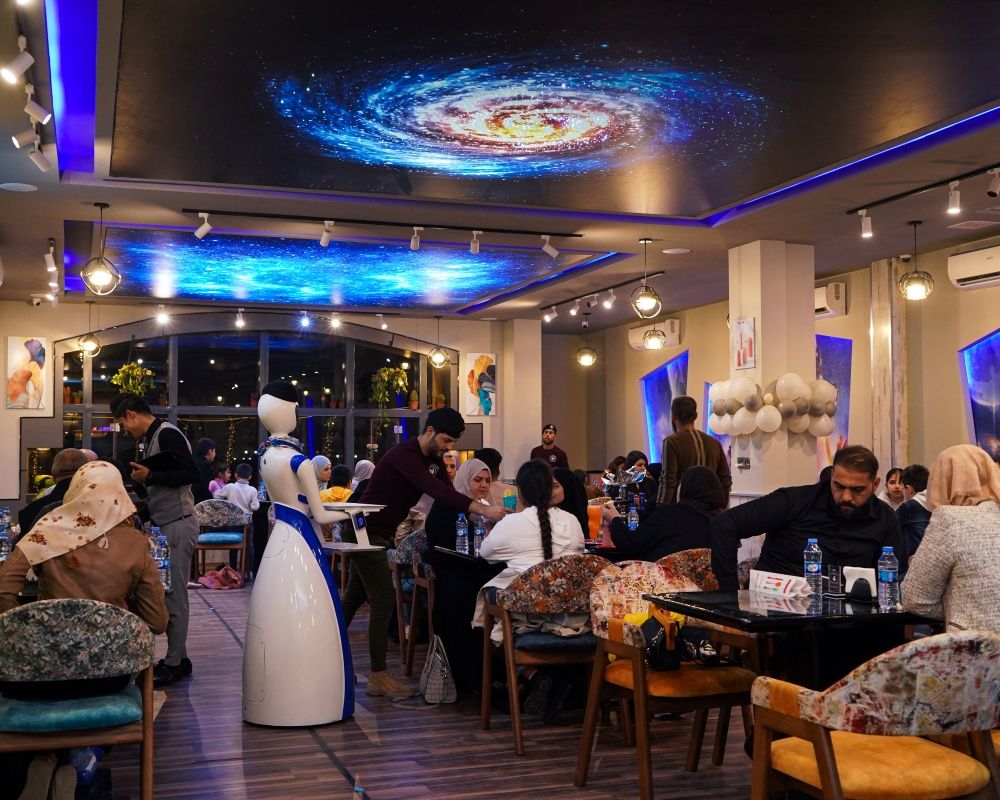 Bu restoranda yemekler robot garsonlar tarafından servis ediliyor 21