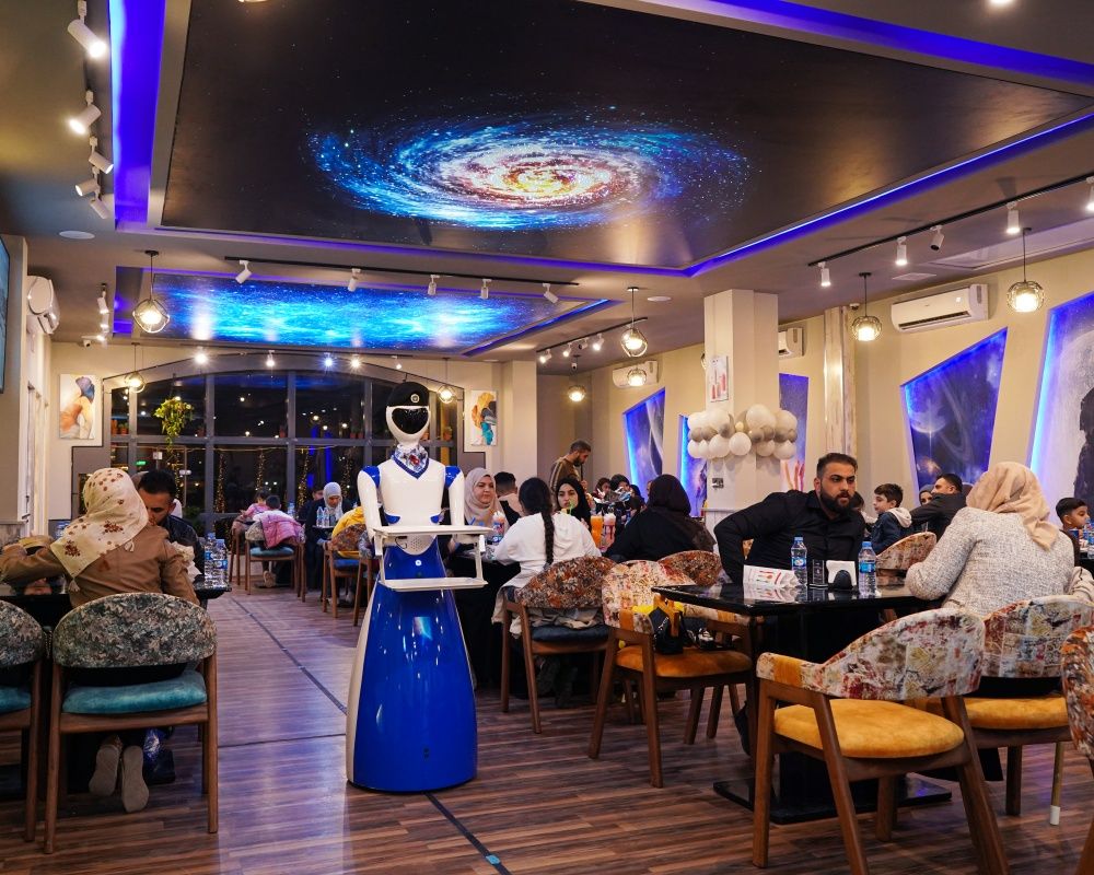 Bu restoranda yemekler robot garsonlar tarafından servis ediliyor 24