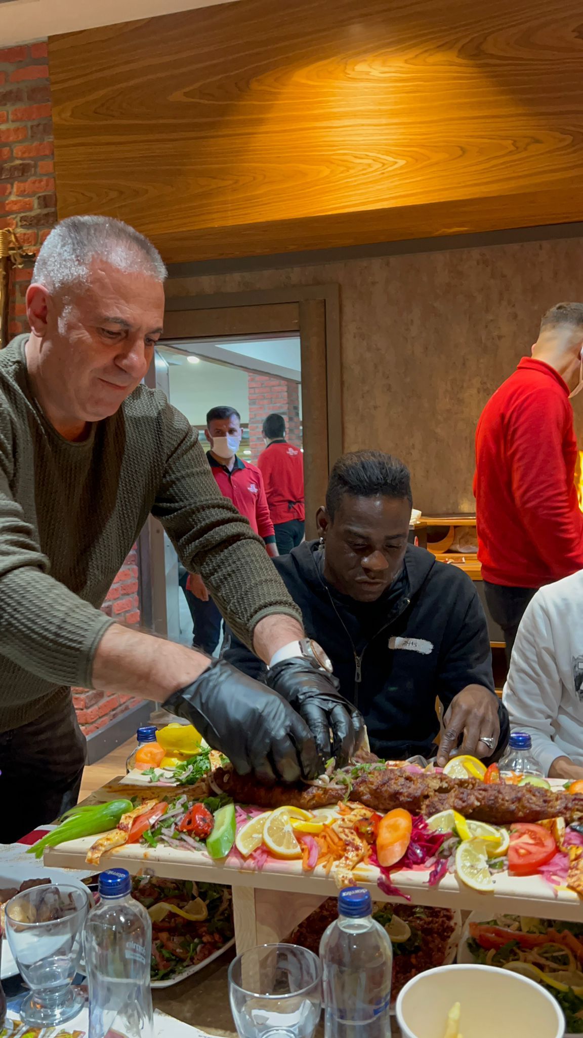 Balotelli gücünü boru kebabından alıyor 4