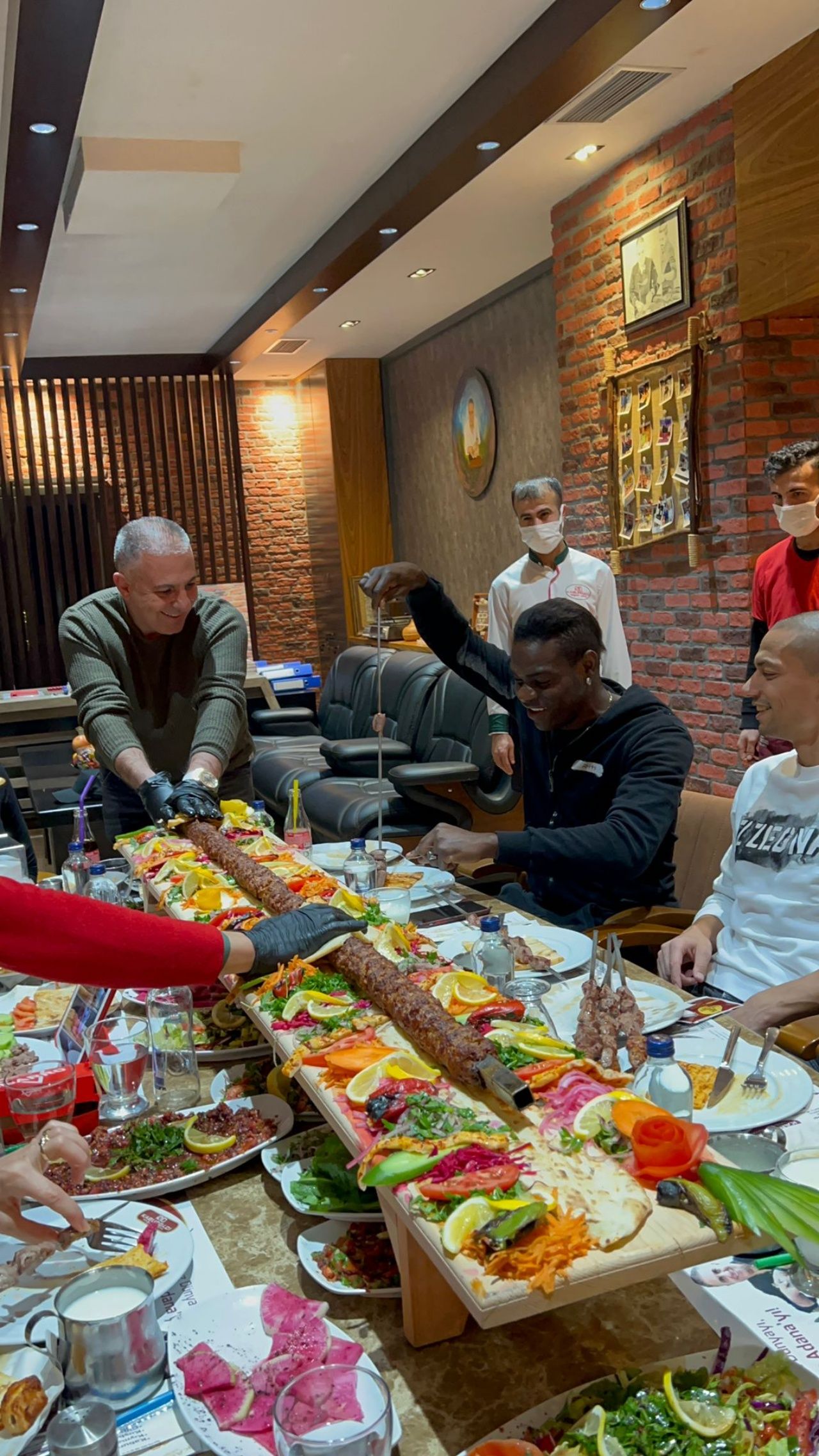 Balotelli gücünü boru kebabından alıyor 5