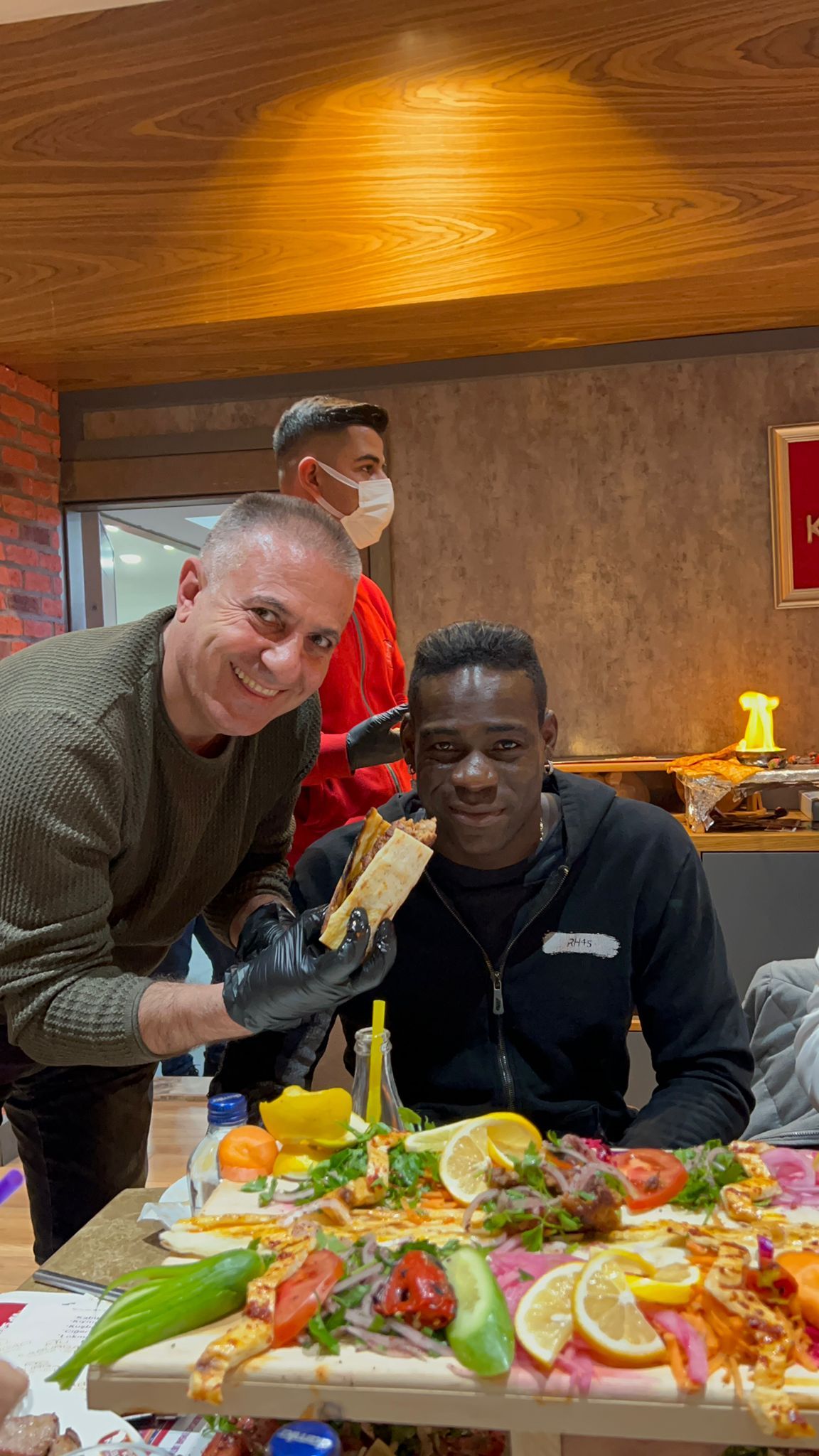 Balotelli gücünü boru kebabından alıyor 2
