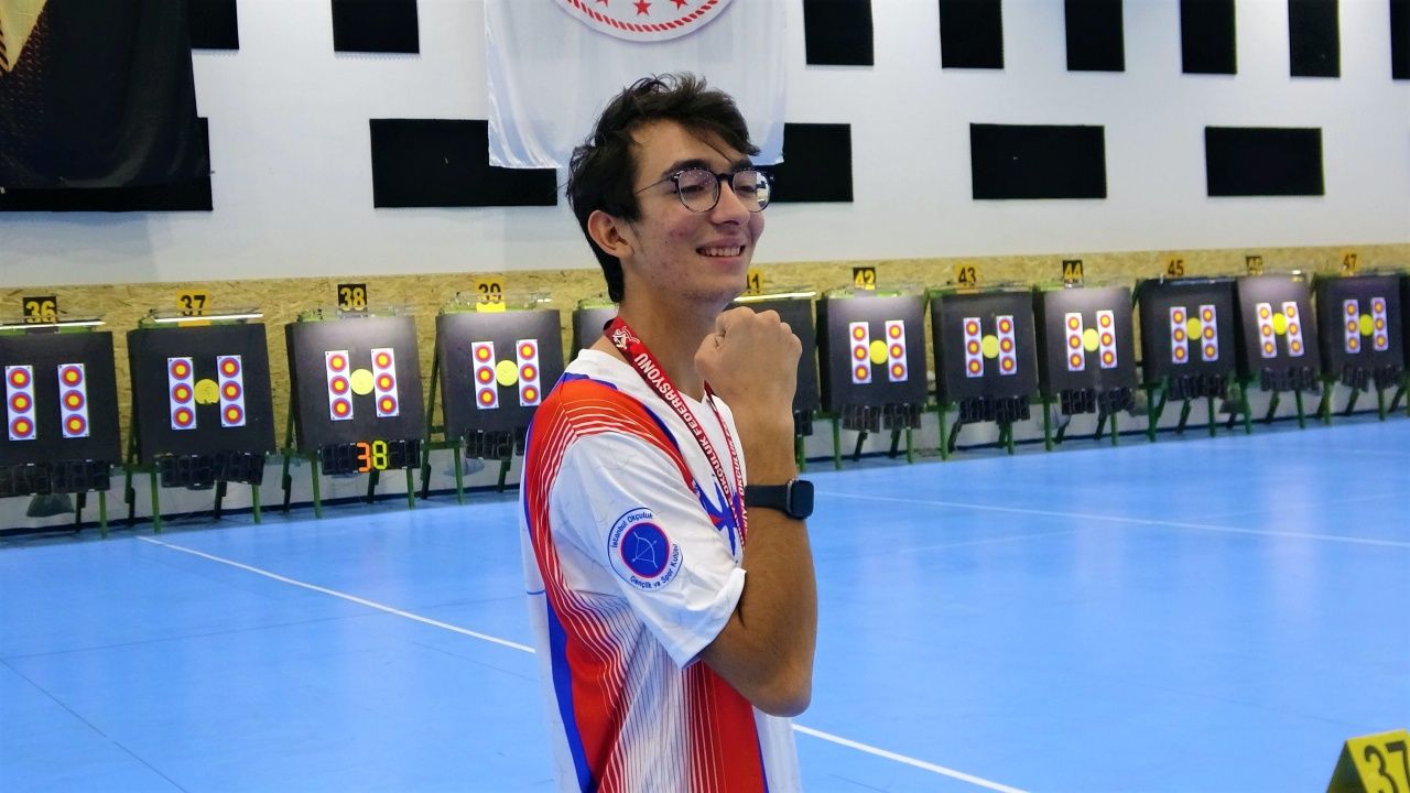 Mete Gazoz'un kardeşi de 12'den vurdu... Olimpiyat şampiyonu okçu kardeşini yetiştiriyor 1