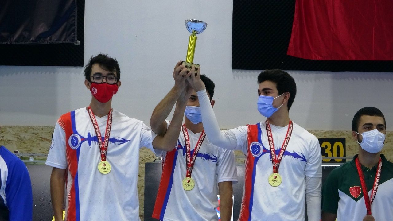 Mete Gazoz'un kardeşi de 12'den vurdu... Olimpiyat şampiyonu okçu kardeşini yetiştiriyor 3