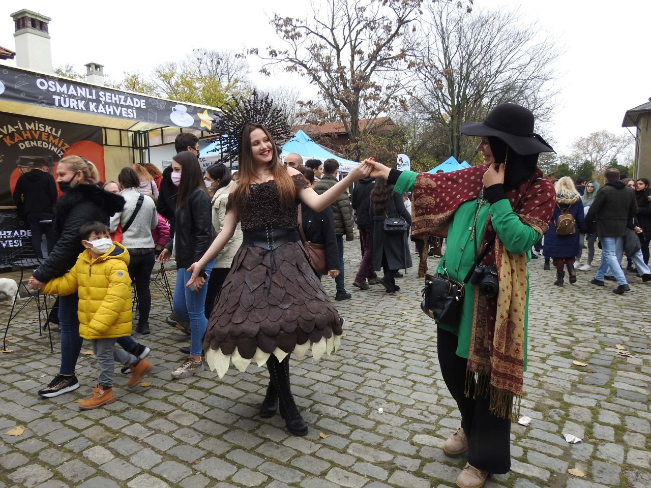 Görenler şaşkına döndü: 5 kiloluk çikolata elbise festivalin ilgi odağı oldu 1
