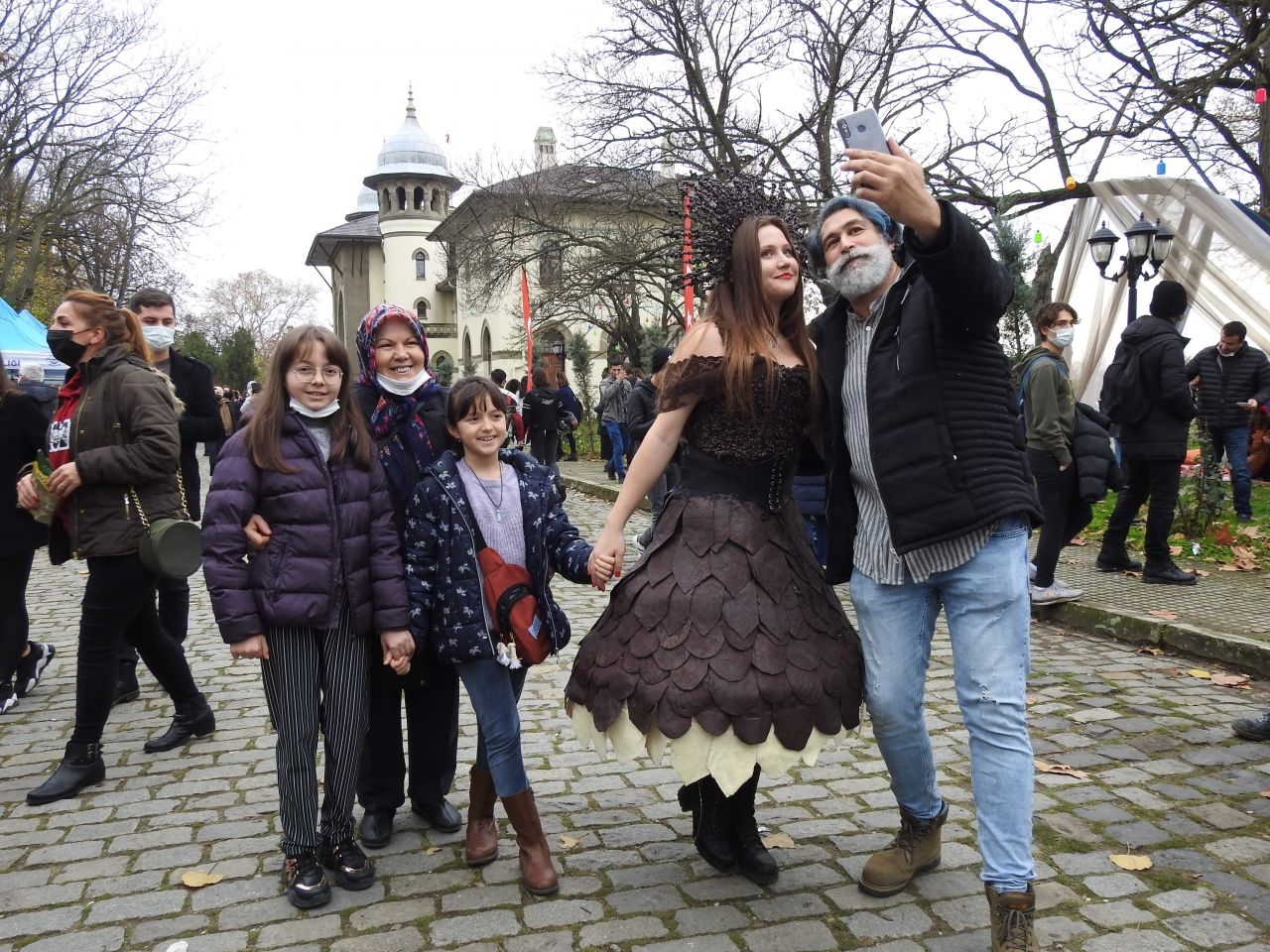 Görenler şaşkına döndü: 5 kiloluk çikolata elbise festivalin ilgi odağı oldu 3