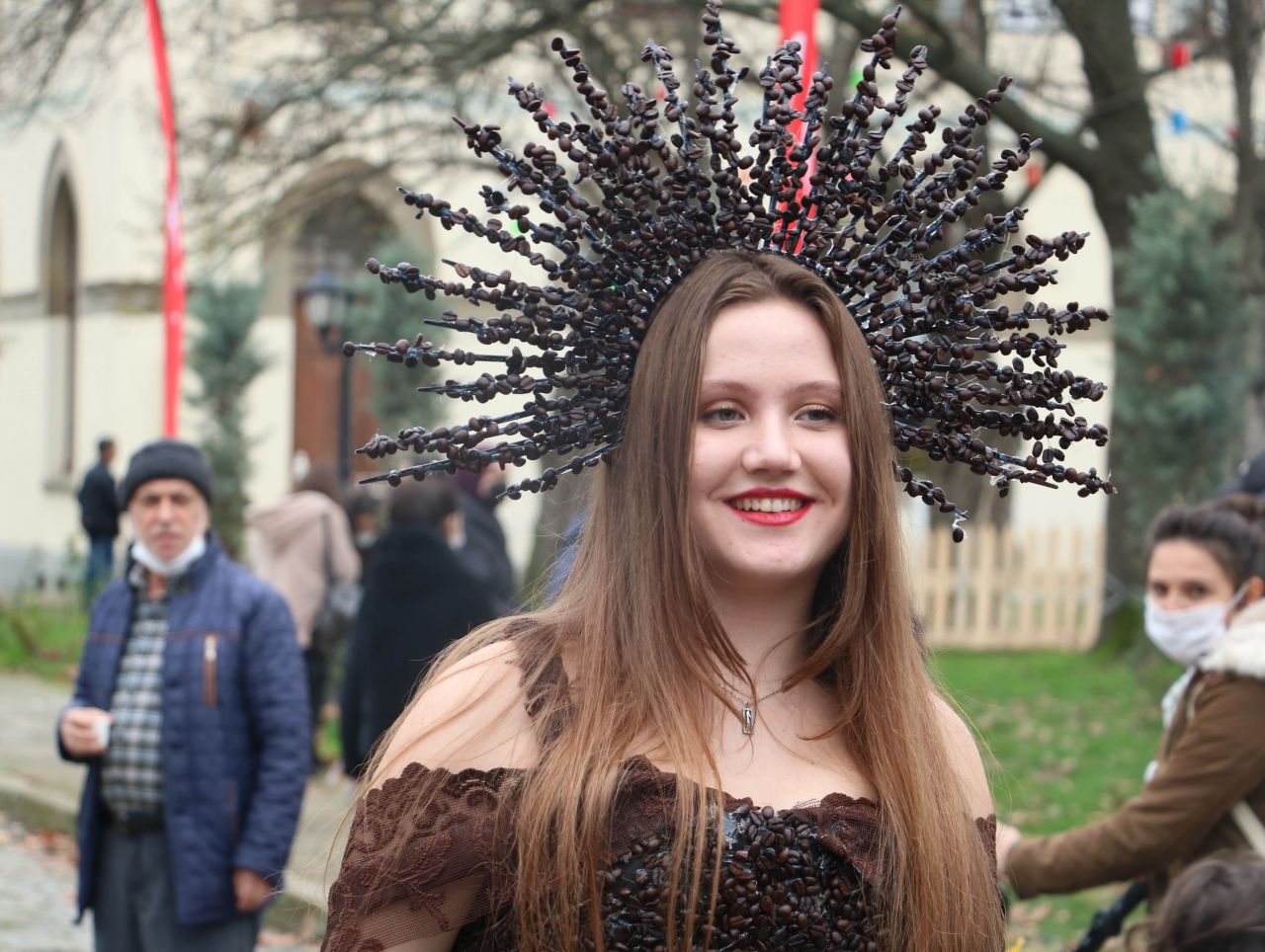 Görenler şaşkına döndü: 5 kiloluk çikolata elbise festivalin ilgi odağı oldu 5