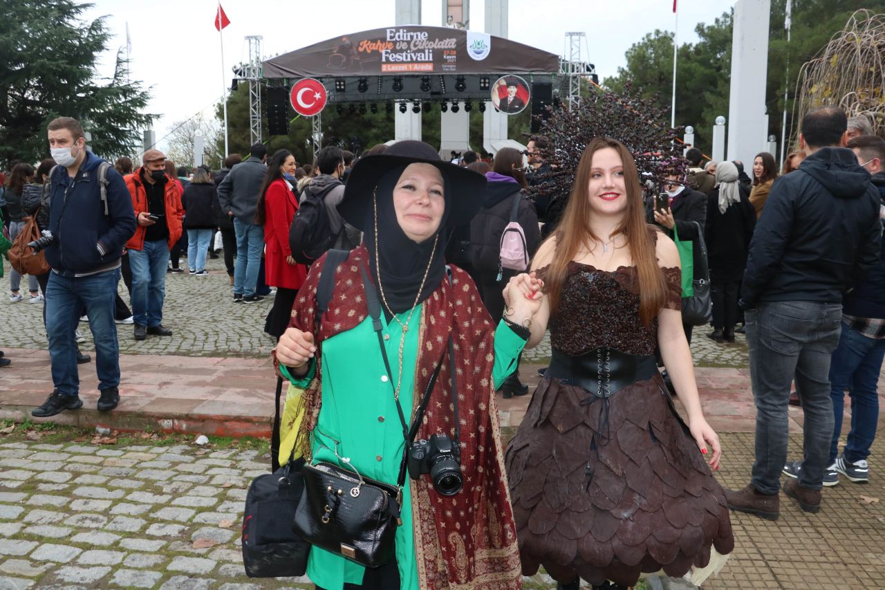 Görenler şaşkına döndü: 5 kiloluk çikolata elbise festivalin ilgi odağı oldu 7