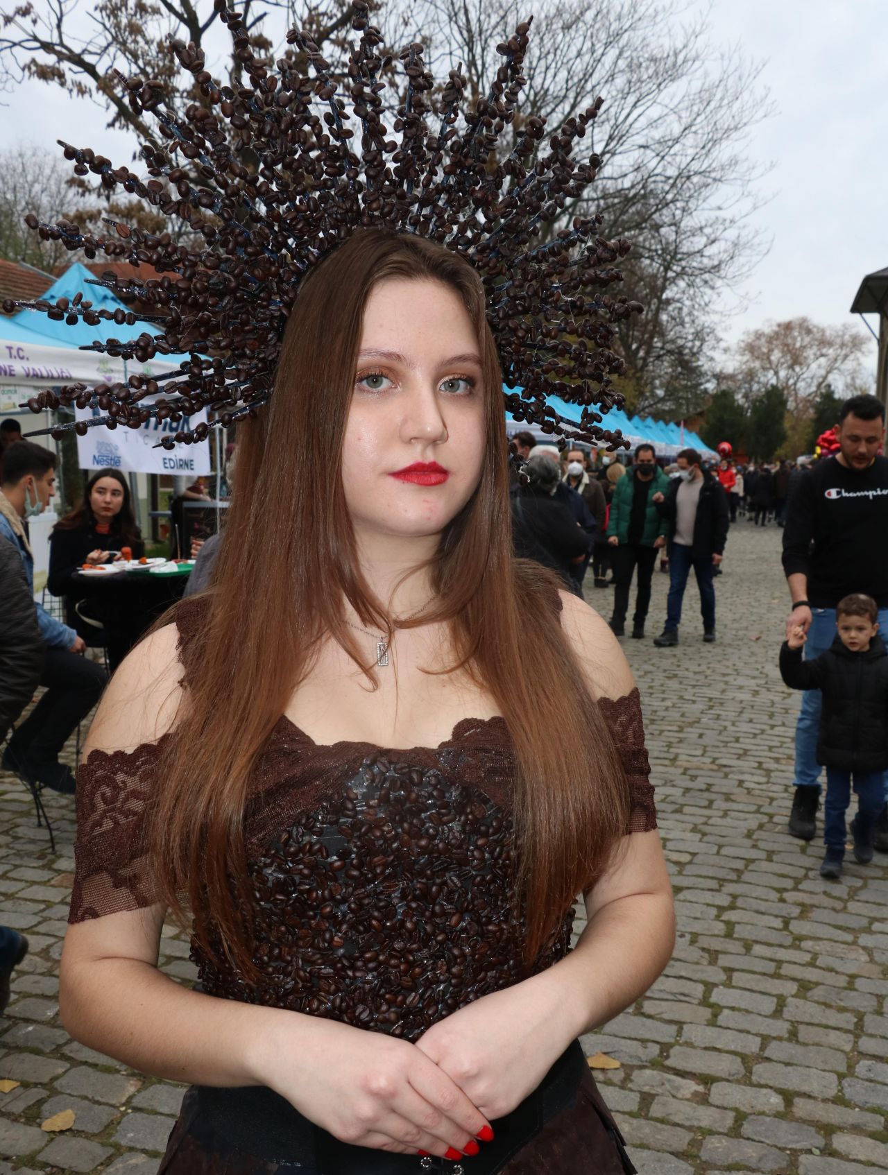 Görenler şaşkına döndü: 5 kiloluk çikolata elbise festivalin ilgi odağı oldu 10