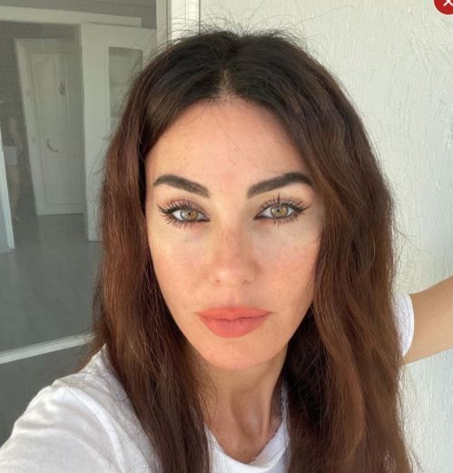 Defne Samyeli'yi tanıyabilene aşk olsun! Kim der 49 yaşında! Bikinisiyle verdiği pozlar görülmemiş! 4