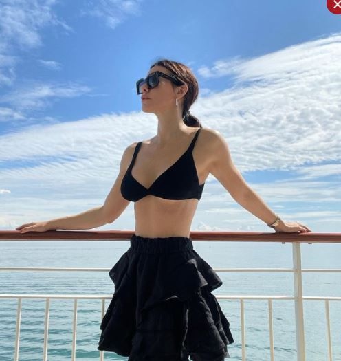 Defne Samyeli'yi tanıyabilene aşk olsun! Kim der 49 yaşında! Bikinisiyle verdiği pozlar görülmemiş! 7