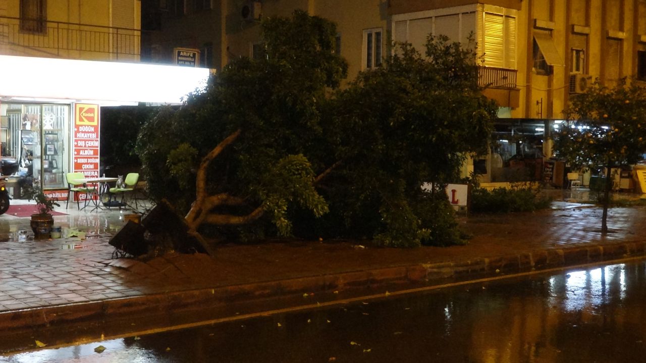 Hortum, fırtına ve sağanak Antalya'yı savaş alanına çevirdi! 1