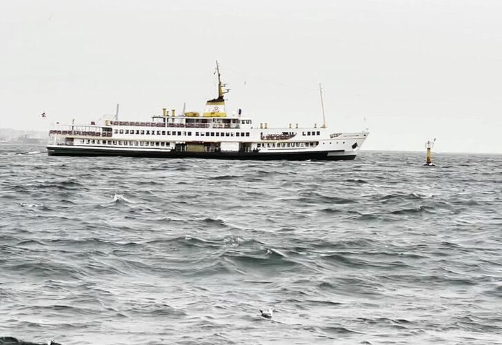 İstanbul'da deniz ulaşımı durdu, İzmir'de deniz taştı! İşte kuvvetli rüzgardan il il kareler... 1