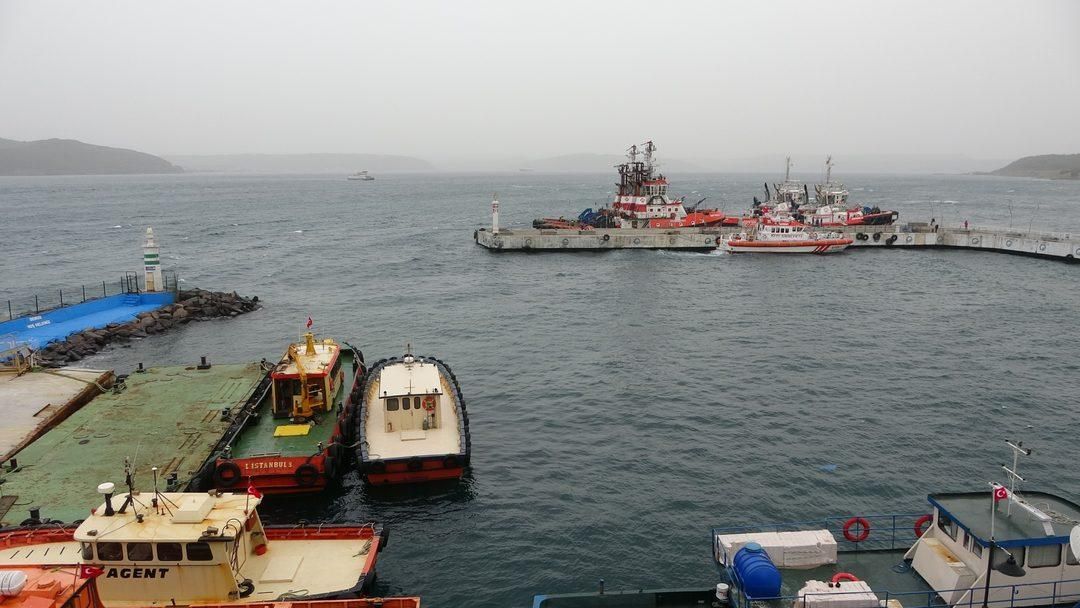 İstanbul'da deniz ulaşımı durdu, İzmir'de deniz taştı! İşte kuvvetli rüzgardan il il kareler... 15