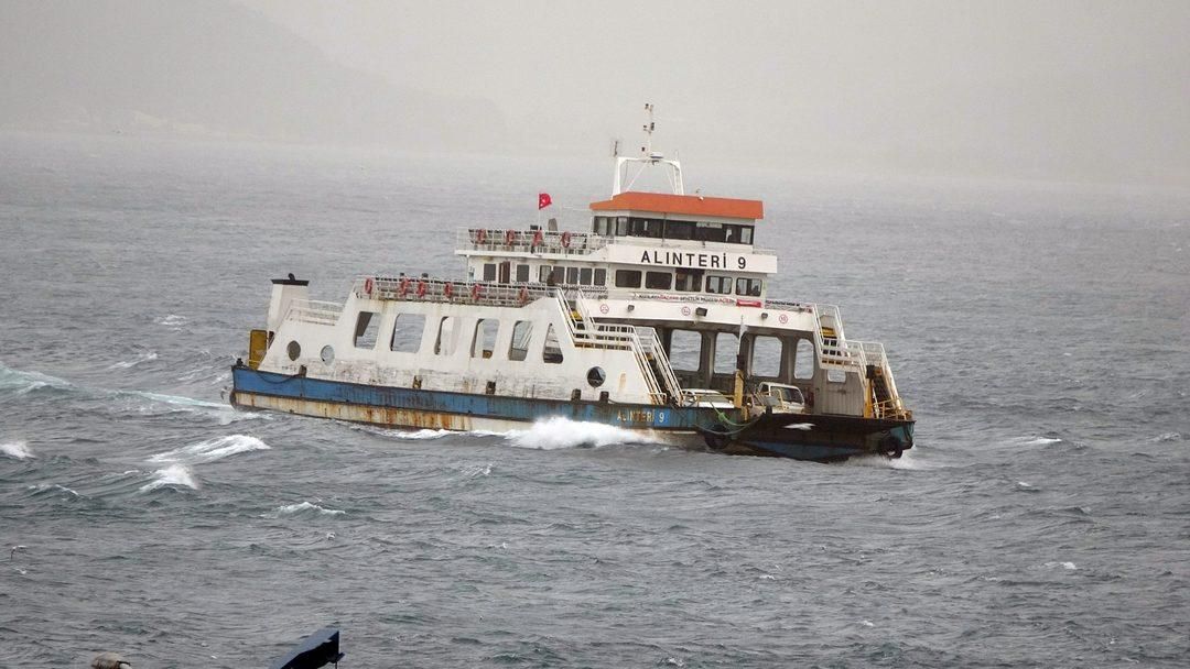 İstanbul'da deniz ulaşımı durdu, İzmir'de deniz taştı! İşte kuvvetli rüzgardan il il kareler... 10