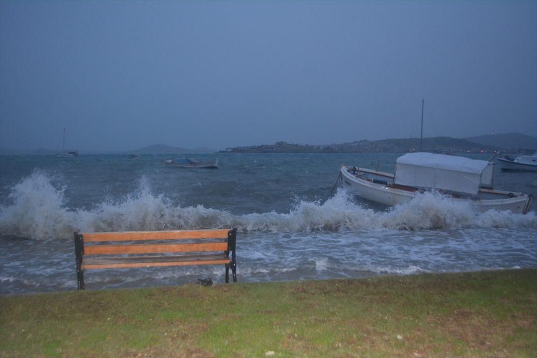 İstanbul'da deniz ulaşımı durdu, İzmir'de deniz taştı! İşte kuvvetli rüzgardan il il kareler... 12