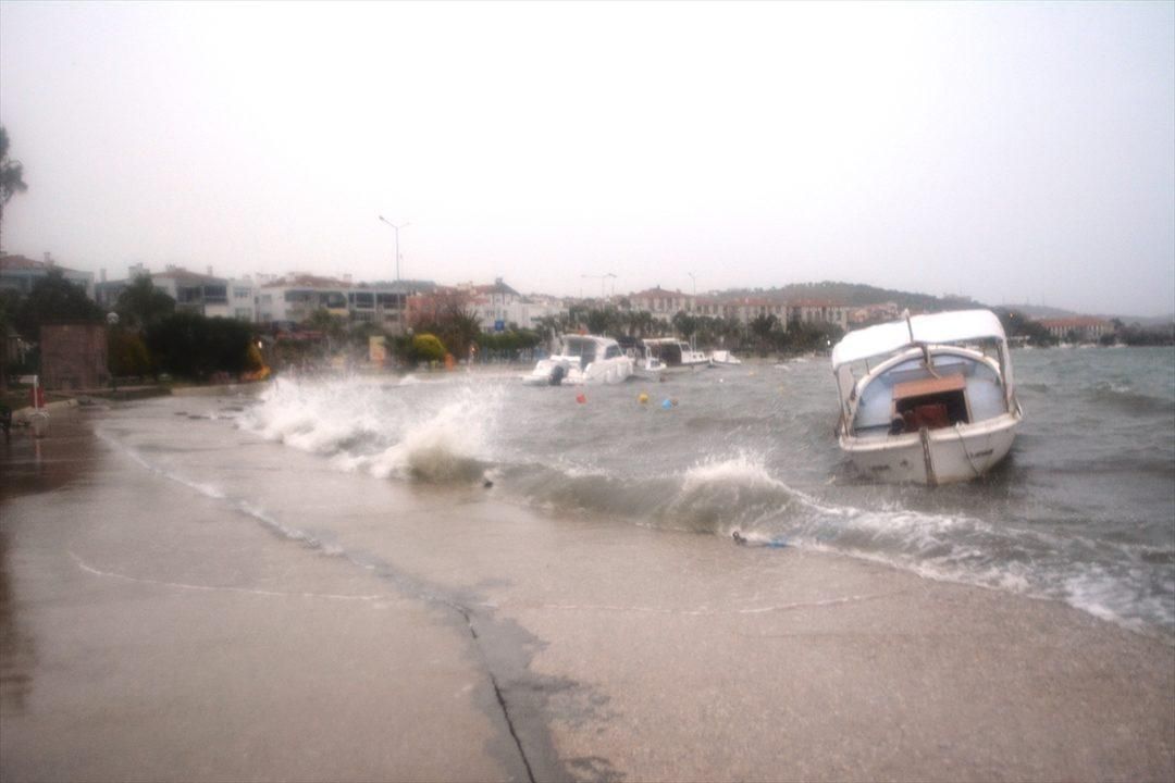 İstanbul'da deniz ulaşımı durdu, İzmir'de deniz taştı! İşte kuvvetli rüzgardan il il kareler... 9