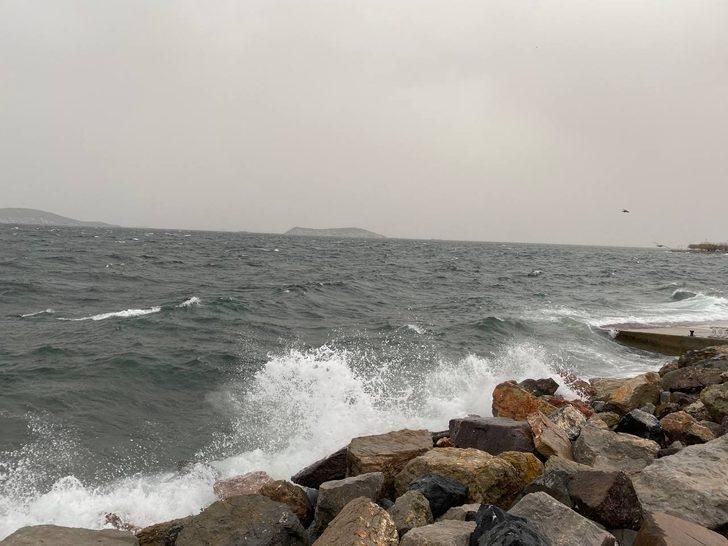 İstanbul'da deniz ulaşımı durdu, İzmir'de deniz taştı! İşte kuvvetli rüzgardan il il kareler... 7