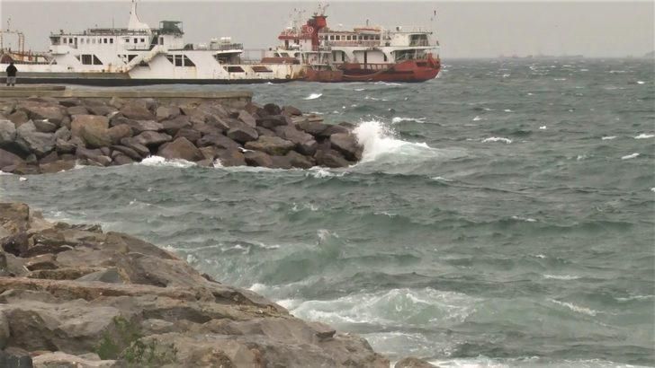 İstanbul'da deniz ulaşımı durdu, İzmir'de deniz taştı! İşte kuvvetli rüzgardan il il kareler... 6