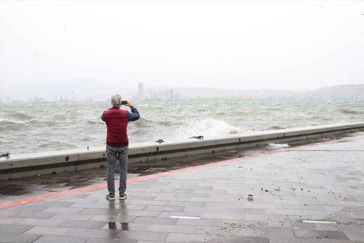 İstanbul'da deniz ulaşımı durdu, İzmir'de deniz taştı! İşte kuvvetli rüzgardan il il kareler... 4