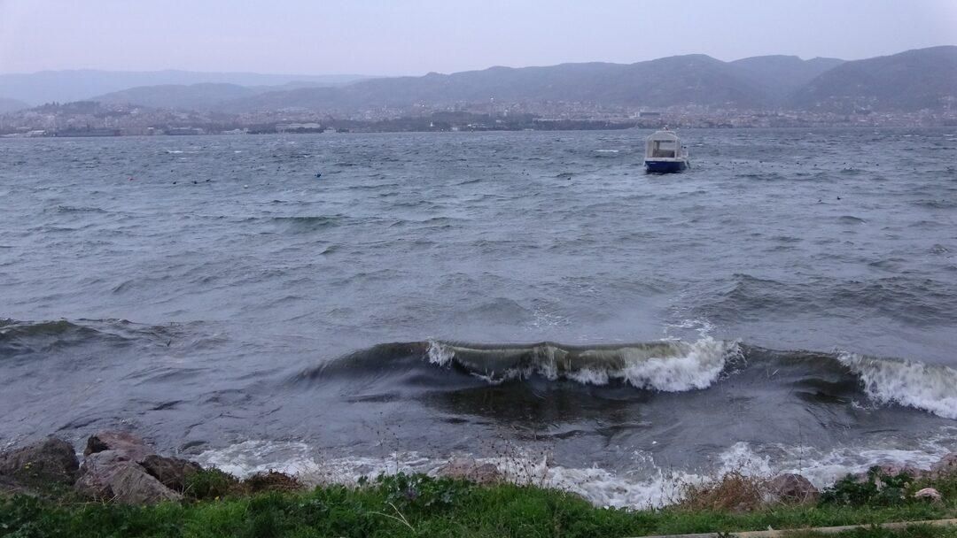 İstanbul'da deniz ulaşımı durdu, İzmir'de deniz taştı! İşte kuvvetli rüzgardan il il kareler... 17