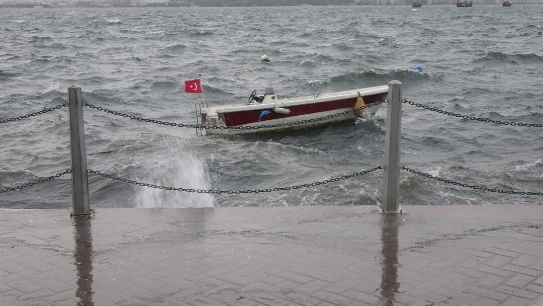 İstanbul'da deniz ulaşımı durdu, İzmir'de deniz taştı! İşte kuvvetli rüzgardan il il kareler... 16