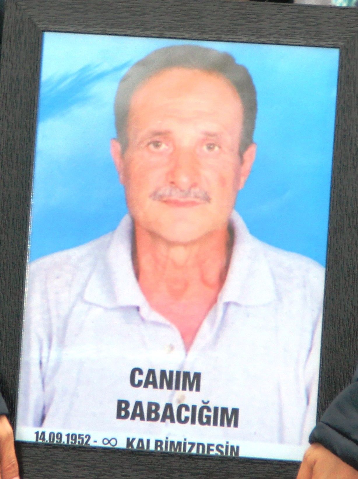 Babasının vefatından hemen sonra ürün reklamı yapan Ebru Şallı kendisini eleştirenlere ateş püskürdü 2