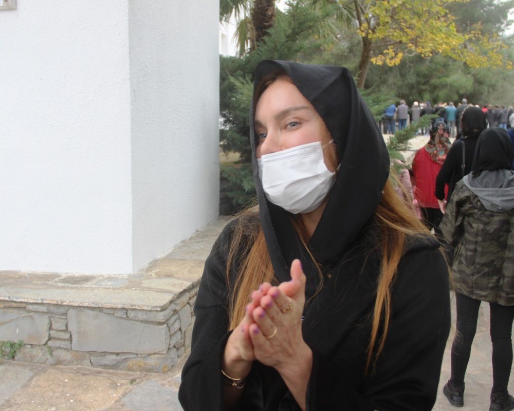 Babasının vefatından hemen sonra ürün reklamı yapan Ebru Şallı kendisini eleştirenlere ateş püskürdü 3