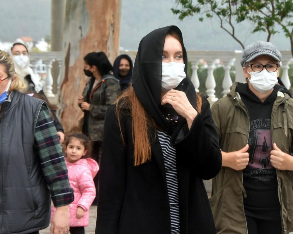 Babasının vefatından hemen sonra ürün reklamı yapan Ebru Şallı kendisini eleştirenlere ateş püskürdü 1